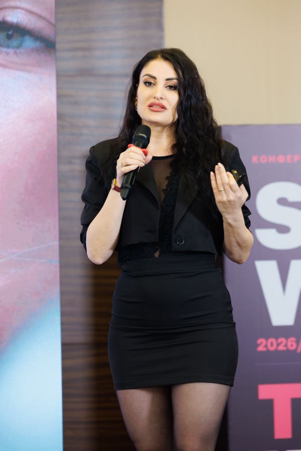 Зухра Абасова на сцене SalonWeek Moscow 2026