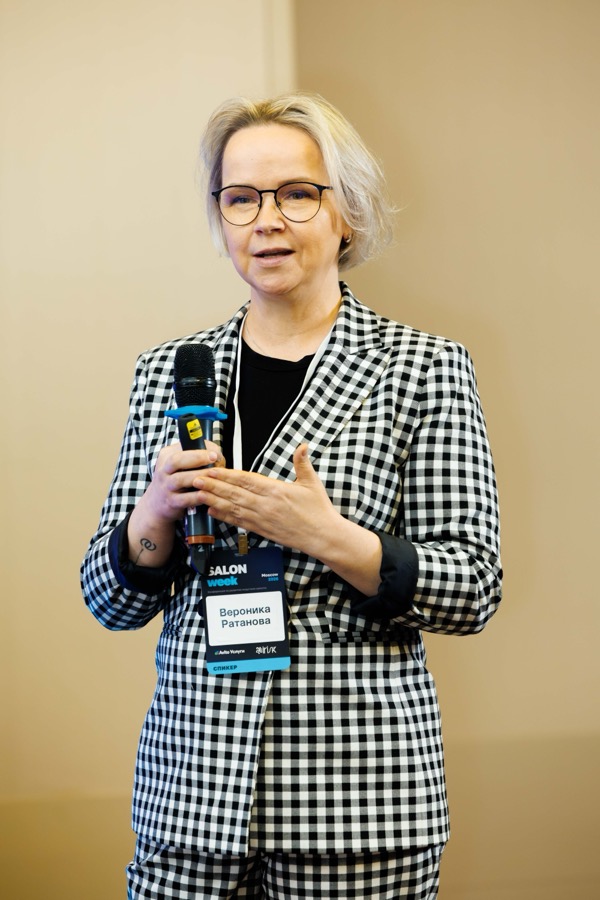 Вероника Ратанова на сцене SalonWeek Moscow 2026